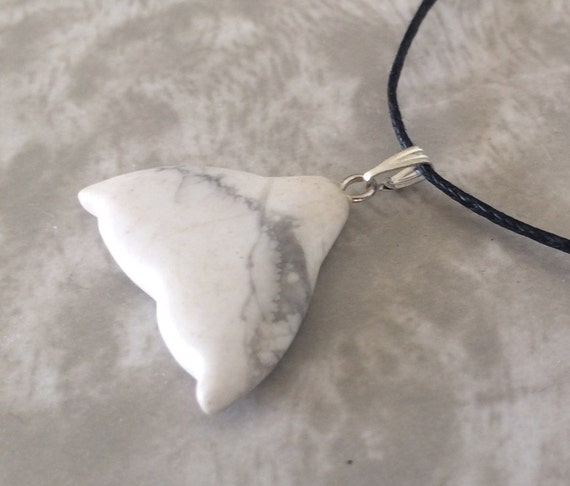 White Howlite Whale/Dolphin Tail Carved Gemstone … - image 2