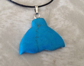 Turquoise howliet walvis/dolfijn staart gesneden edelsteen hanger, tuimelen gepolijste stenen ketting op verstelbaar koord, natuursteen sieraden
