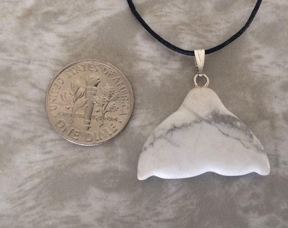 White Howlite Whale/Dolphin Tail Carved Gemstone … - image 4