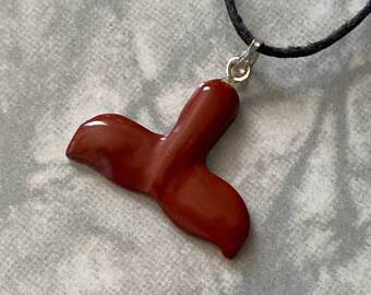 Rode Jasper walvis/dolfijn staart gesneden edelsteen hanger, tuimelen gepolijste stenen ketting op verstelbaar koord, natuursteen sieraden