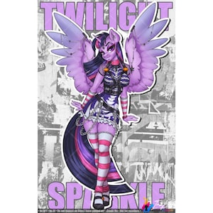 Könnte beinhalten: Illustration eines lila Ponys mit großen Flügeln, das ein schwarz-weißes Outfit mit rosa-weiß gestreiften Strümpfen trägt. Das Bild hat die Worte "TWILIGHT SPARKLE" in lila Text.