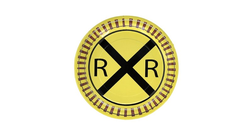 Op de afbeelding: Een gele papieren bord met een zwart spoorwegovergangssymbool en de letters "RR". De rand van het bord heeft een bruin spoorwegontwerp. Perfect voor een feest of evenement met een treinthema.