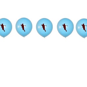 Pu&ograve; includere: Cinque palloncini azzurri, ciascuno con una silhouette rosso scuro di un giocatore di lacrosse. I palloncini sono disposti orizzontalmente su uno sfondo bianco, per una festa o un evento sportivo.