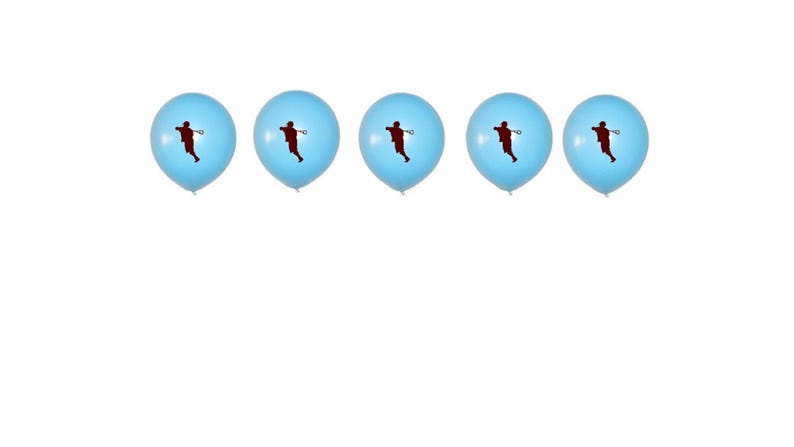 Pu&ograve; includere: Cinque palloncini azzurri, ciascuno con una silhouette rosso scuro di un giocatore di lacrosse. I palloncini sono disposti orizzontalmente su uno sfondo bianco, per una festa o un evento sportivo.