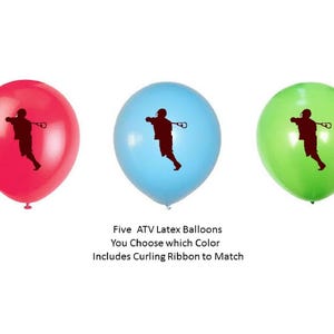 Pu&ograve; includere: Tre palloncini in lattice, rosso, azzurro e verde, ciascuno con una silhouette scura di un giocatore di lacrosse. Il testo sotto i palloncini recita: "Five ATV Latex Balloons, You Choose which Color, Includes Curling Ribbon to Match."