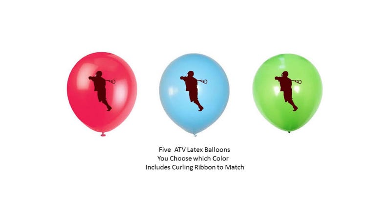 Pu&ograve; includere: Tre palloncini in lattice, rosso, azzurro e verde, ciascuno con una silhouette scura di un giocatore di lacrosse. Il testo sotto i palloncini recita: "Five ATV Latex Balloons, You Choose which Color, Includes Curling Ribbon to Match."
