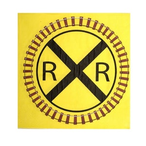 Op de afbeelding: Geel vierkant bord met een zwart spoorwegovergangsymbool, een 'X'-vorm en de letters 'R' aan weerszijden. Een bruine spoorweg omcirkelt het symbool. Het bord waarschuwt voor een spoorwegovergang.