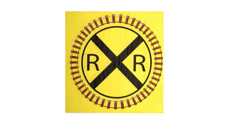 Op de afbeelding: Geel vierkant bord met een zwart spoorwegovergangsymbool, een 'X'-vorm en de letters 'R' aan weerszijden. Een bruine spoorweg omcirkelt het symbool. Het bord waarschuwt voor een spoorwegovergang.