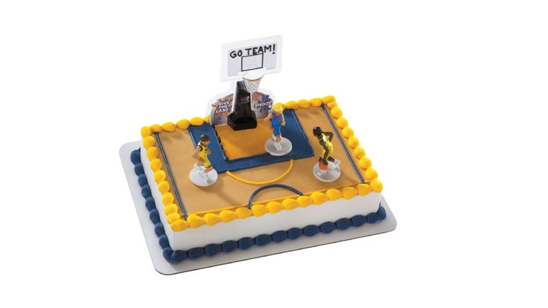 Peut inclure: Un g&acirc;teau blanc d&eacute;cor&eacute; d'un terrain de basket-ball, avec un panier de basket, trois joueurs de basket-ball et le texte "GO TEAM!"