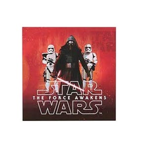 以下が含まれることがあります： スター・ウォーズ/フォースの覚醒の画像。カイロ・レン、2人のストームトルーパー、スター・ウォーズのロゴが描かれています。背景は赤とオレンジのグラデーションです。「THE FORCE AWAKENS」と「WARS」の文字も表示されています。