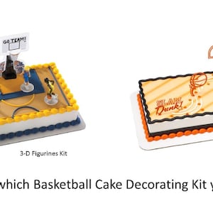 Peut inclure: Deux kits de d&eacute;coration de g&acirc;teau de basket-ball. Le premier kit comprend un terrain de basket-ball avec trois figurines et un panier de basket-ball avec les mots "GO TEAM!" Le deuxi&egrave;me kit comprend un terrain de basket-ball avec un panier de basket-ball et les mots "SLAM Dunk!"