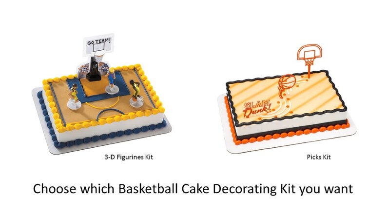 Peut inclure: Deux kits de d&eacute;coration de g&acirc;teau de basket-ball. Le premier kit comprend un terrain de basket-ball avec trois figurines et un panier de basket-ball avec les mots "GO TEAM!" Le deuxi&egrave;me kit comprend un terrain de basket-ball avec un panier de basket-ball et les mots "SLAM Dunk!"