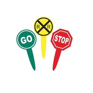 Op de afbeelding: Drie verkeersborden op een witte achtergrond. Een groen bord met "GO" in wit, een geel bord met een spoorwegovergangsymbool en een rood achthoekig bord met "STOP" in wit.