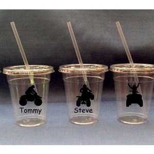 Puede incluir: Cuatro vasos de pl&aacute;stico transparentes con siluetas negras de personas conduciendo quads. Cada vaso tiene una pajita y un nombre en la parte inferior: Tommy, Steve, Carrie.