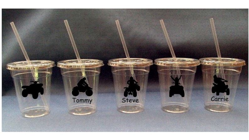 Puede incluir: Cuatro vasos de pl&aacute;stico transparentes con siluetas negras de personas conduciendo quads. Cada vaso tiene una pajita y un nombre en la parte inferior: Tommy, Steve, Carrie.