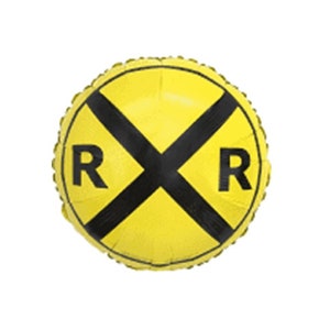 Op de afbeelding: Een gele, ronde ballon met een zwart spoorwegovergangssymbool en de letters "RR" aan weerszijden. De ballon is opgeblazen en heeft een metallic glans, wat suggereert dat hij van folie is gemaakt.