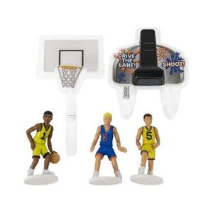 Peut inclure: Ensemble de d&eacute;corations de g&acirc;teau de basketball avec trois figurines de joueurs de basketball, un panier de basket-ball et un panneau de basket-ball. Le panneau a le texte "Drive the Lane! Shoot!" imprim&eacute; dessus.