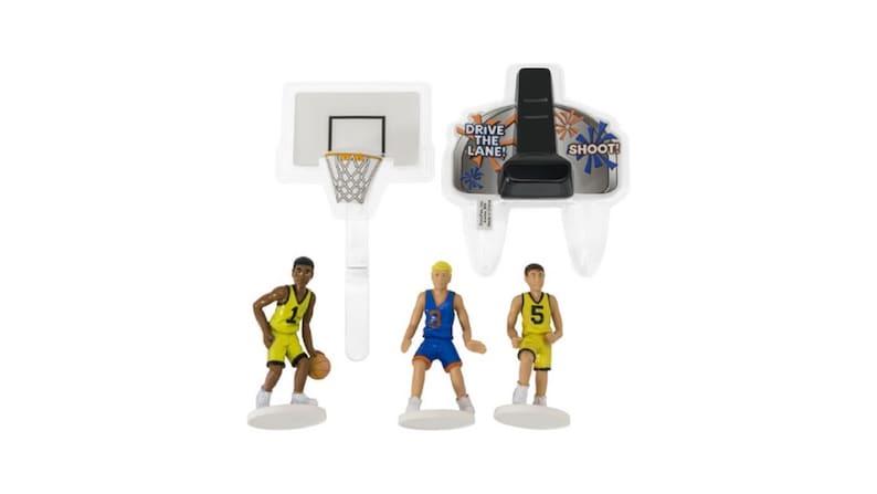 Peut inclure: Ensemble de d&eacute;corations de g&acirc;teau de basketball avec trois figurines de joueurs de basketball, un panier de basket-ball et un panneau de basket-ball. Le panneau a le texte "Drive the Lane! Shoot!" imprim&eacute; dessus.