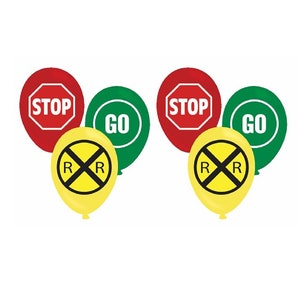 Op de afbeelding: Een verzameling ballonnen met verkeersthema's. De ballonnen tonen de woorden "STOP" in rood, "GO" in groen en een gele ballon met een spoorwegovergangssymbool. Dit zijn feestversieringen.