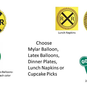 Op de afbeelding: Feestartikelen met een spoorwegovergang thema. Inclusief een gele Mylar ballon, latex ballonnen, borden, lunchservetten en cupcake prikkers. De items hebben een geel en zwart spoorwegovergang symbool.