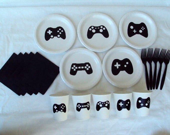 Video Game Controller 7" Dessert Plates Alone - Set for 5 People