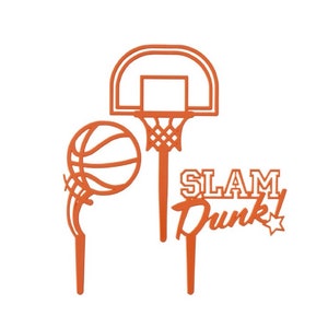 Peut inclure: Ensemble de d&eacute;corations de g&acirc;teau orange&nbsp;: panier de basket-ball, ballon de basket-ball et inscription &laquo;&nbsp;SLAM Dunk&nbsp;!&nbsp;&raquo;.