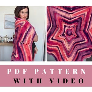 Peut inclure: Un châle en crochet en forme d'étoile dans les tons de rose, de violet et de pêche. Le châle est porté par une personne. L'image montre également un gros plan du motif du châle. Le texte en bas indique "PDF PATTERN WITH VIDEO."