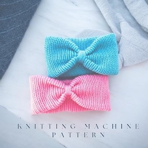 Pode incluir: Duas faixas de cabeça de malha com um design de laço. A faixa de cabeça de cima é azul claro e a faixa de cabeça de baixo é rosa.  Padrão de máquina de tricô.