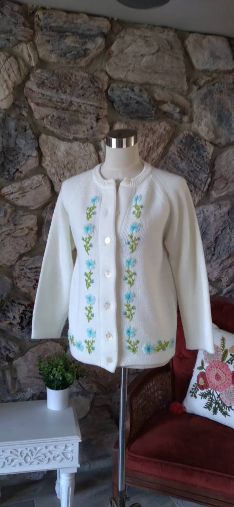 Vintage White Knit Cardigan with Embroidery38 Bust50s 60s Sweater50s Cardigan MEDIUMKnit Sweater 1950smed