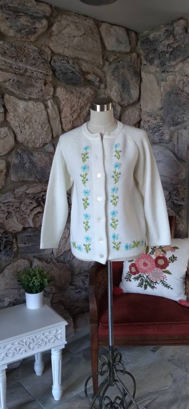 Vintage White Knit Cardigan with Embroidery38 Bust50s 60s Sweater50s Cardigan MEDIUMKnit Sweater 1950smed