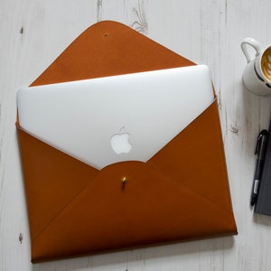 MacBook Pro 16-inch leren hoes voor laptoptas MONOGRAM - Tan