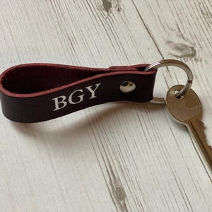 Porte-clés en cuir personnalisé monogramme cadeau de pendaison de crémaillère - rouge bordeaux