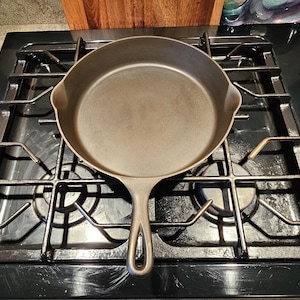 Vintage Favorite #9 Cast Iron Skillet READ DESCRIPTION