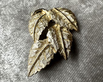 ヴィンテージゴールド、金色の蕾と雄しべ、葉を包んだ花、金色の葉