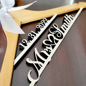 Percha de boda personalizada: recuerdo de novia personalizado, regalo de novia