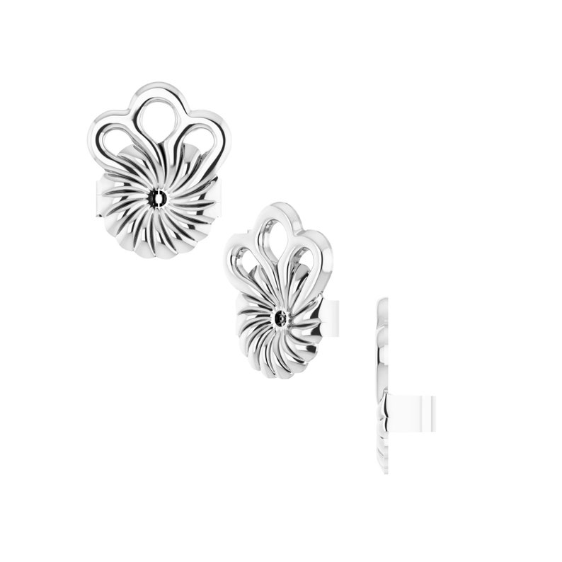 Peut inclure: Trois fermoirs de boucles d'oreilles argent&eacute;s dot&eacute;s d'un sommet d&eacute;coratif en forme d'&eacute;ventail avec un motif ajour&eacute; et une base circulaire nervur&eacute;e. Les composants sont pr&eacute;sent&eacute;s sous plusieurs angles, incluant des vues de face et de profil.