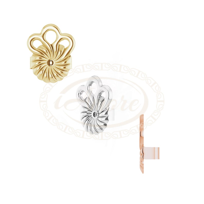 Peut inclure: Trois fermoirs de boucles d'oreilles aux tons or, argent et or rose. Chaque pi&egrave;ce pr&eacute;sente un dessus d&eacute;coratif en forme d'&eacute;ventail avec une ouverture centrale et une base circulaire nervur&eacute;e con&ccedil;ue pour maintenir fermement la tige.