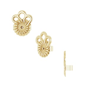 Peut inclure: Trois fermoirs de boucles d'oreilles en or pr&eacute;sentant une partie sup&eacute;rieure d&eacute;corative en forme d'&eacute;ventail festonn&eacute; avec une ouverture circulaire centrale et une base nervur&eacute;e en spirale. Ces composants m&eacute;talliques sont montr&eacute;s sous plusieurs angles.