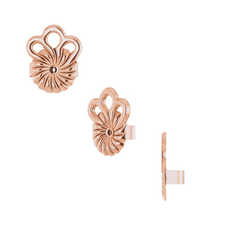 Peut inclure: Trois fermoirs de boucles d'oreilles en or rose pr&eacute;sent&eacute;s sous diff&eacute;rents angles. Chaque pi&egrave;ce comporte une base circulaire avec un motif rayonnant en &eacute;ventail et un design ajour&eacute; en forme de p&eacute;tale sur le bord sup&eacute;rieur pour fixer la tige.