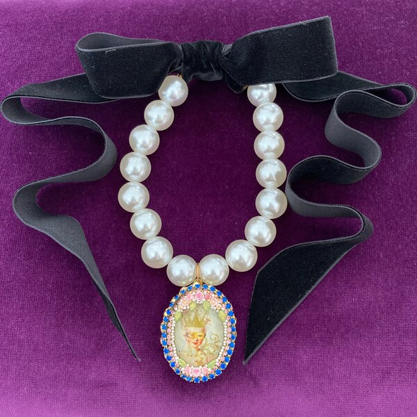 Médaillon Marie-Antoinette sur un nœud ras de cou à lacets en fausse perle blanche et ruban de velours noir.