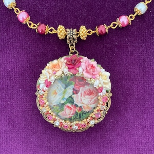 Rosen-Cameo-Anhänger, Perlenkette.