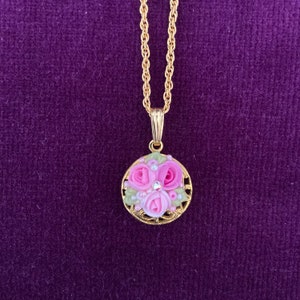 Collana con boccioli di rosa rosa.