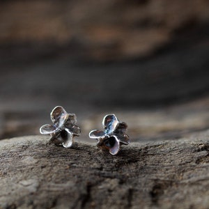 small flower earrings dark