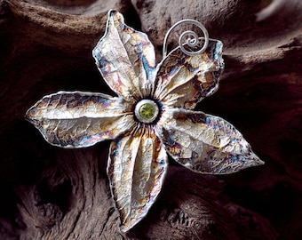 extraordinary eye-catcher  -  beautyful nobel blossom pendant set with Peridot - unique - lovely handcrafted work in 925 silver