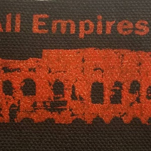 Puede incluir: Impresi&oacute;n gr&aacute;fica roja y negra del Coliseo con el texto "All Empires Fall" sobre un fondo negro.