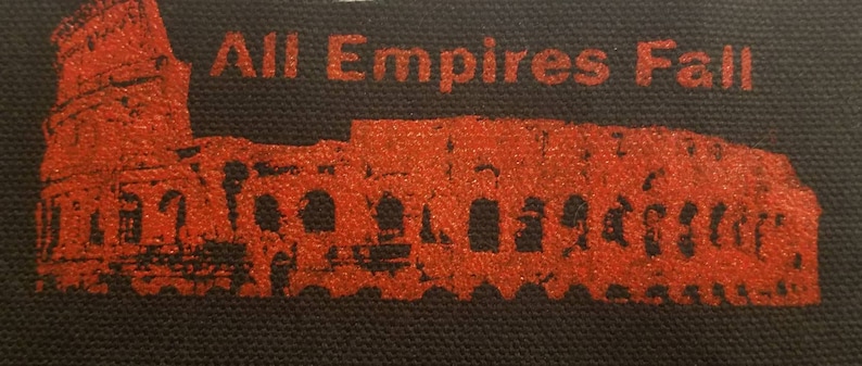Puede incluir: Impresi&oacute;n gr&aacute;fica roja y negra del Coliseo con el texto "All Empires Fall" sobre un fondo negro.