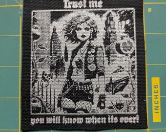 Puede incluir: Parche bordado en blanco y negro con una mujer con una chaqueta de cuero y el texto "Trust me you will know when it's over!"