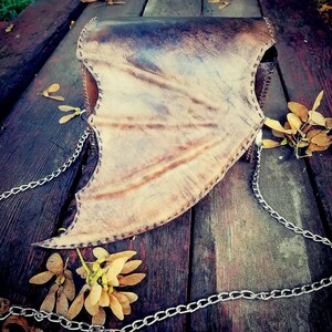 Bolso de mano de piel con forma de ala de murciélago: bolso gótico cosido a mano