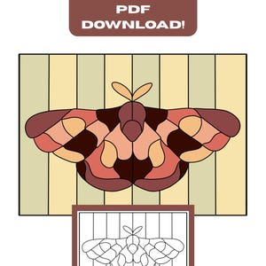Op de afbeelding: Een digitaal patroon voor een glas-in-lood mot in tinten bruin, perzik en rood. Het ontwerp bevat een gekleurde versie en een zwart-wit lijntekening. De tekst INSTANT PDF DOWNLOAD staat bovenaan de afbeelding.