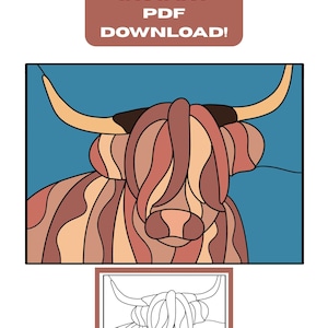 Peut inclure: Une illustration numérique d'une vache Highland aux longs poils ondulés dans des tons marron, beige et pêche sur fond bleu. Au-dessus, un encadré marron porte le texte INSTANT PDF DOWNLOAD! Une version en noir et blanc est incluse.